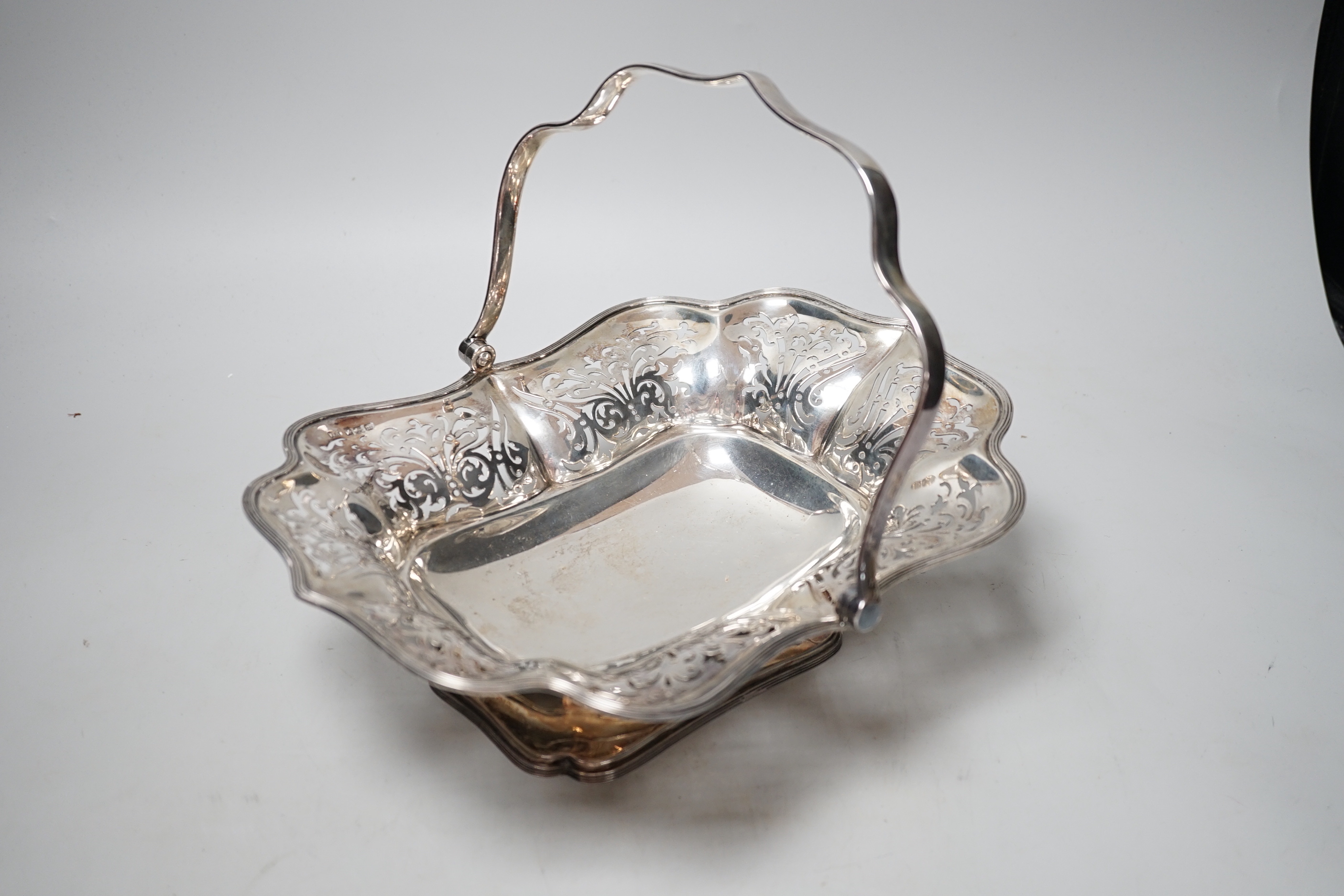 An Edwardian pierced silver bread basket, Atkin Brothers, Sheffield, 1904, 27cm, 20.9oz.